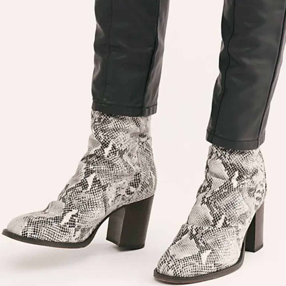 Free People Elle Block Heels ~ Snakeskin * Size 8 * New in Box